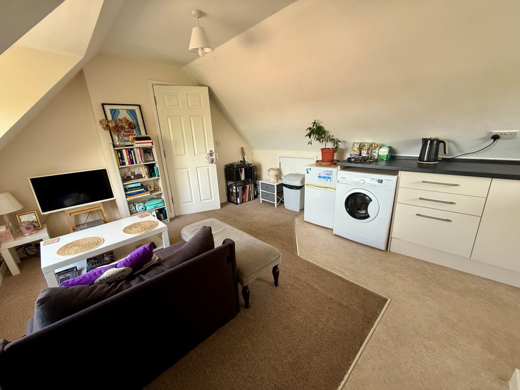 Lot: 163 - FREEHOLD INVESTMENT COMPRISING FIVE FLATS - Flat E Kitchen/living room